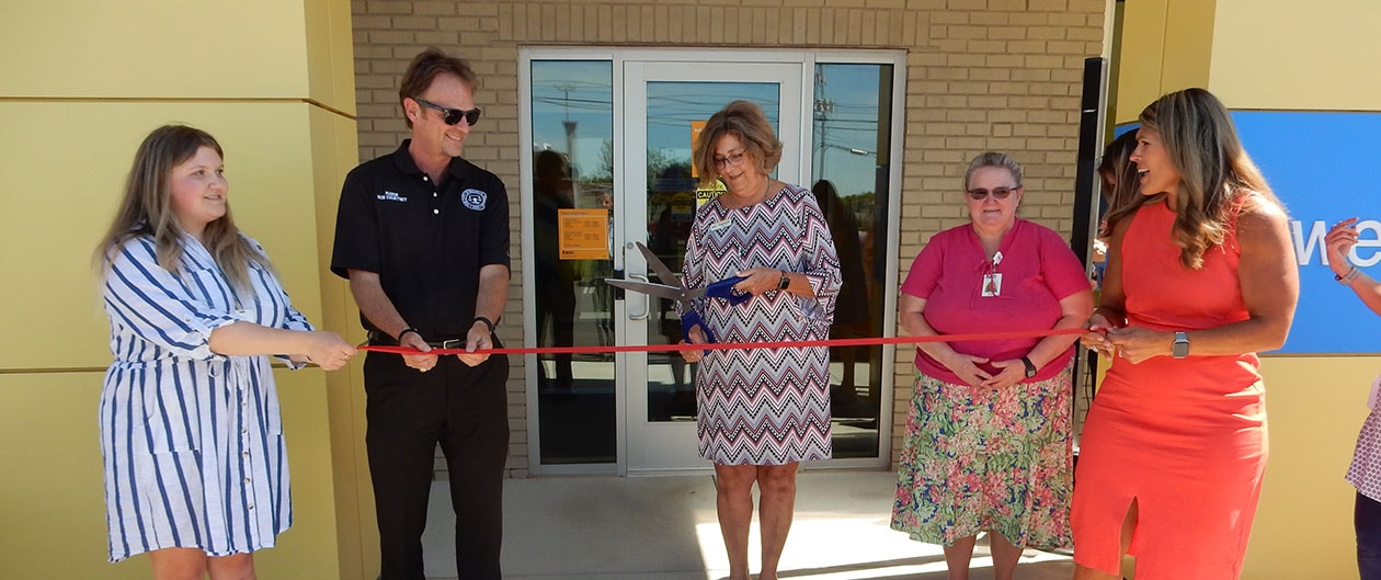 First Financial employees cutting ribbon at Madison North grand reopening